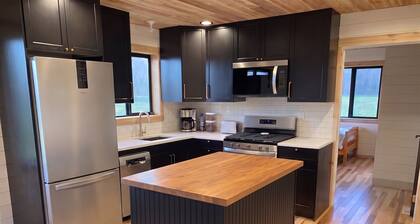 Just built 3-bedroom Scandinavian loft cottage near Lindstrom-Taylor's Falls