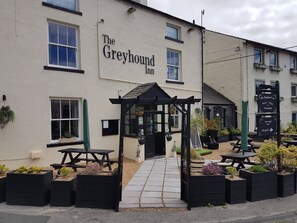 Outdoor dining - Spring Garden Cottage, Grizebeck ideal for exploring Southern Lakes and Morecambe Bay (Grizebeck)