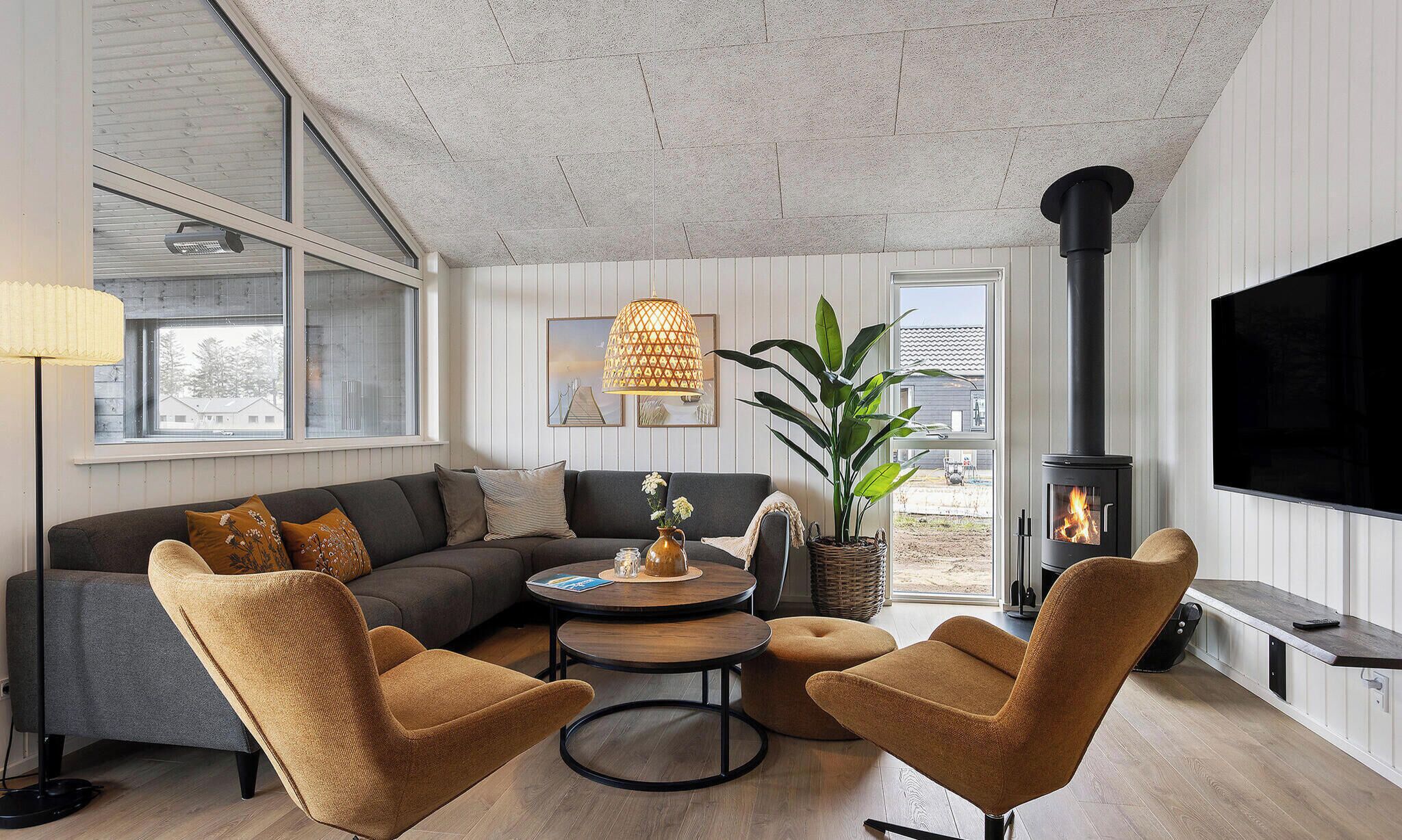 Smart TV, fireplace, ping pong