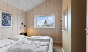6 bedrooms, travel cot, free WiFi - Nice home in Otterup with sauna (Otterup)