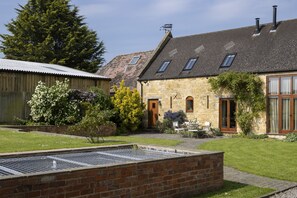 Outdoor dining - Norton Subedge Barn -  a mkt - marketing that sleeps 6 guests  in 3 bedrooms (Mickleton)