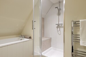 Shower, towels - Norton Subedge Barn -  a mkt - marketing that sleeps 6 guests  in 3 bedrooms (Mickleton)
