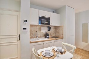 Fridge, microwave, stovetop, dishwasher - Charming Suite With AC - Center of Paris (Paris)