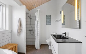 Shower - 3 bedroom beach front home in Asperup (Asperup)