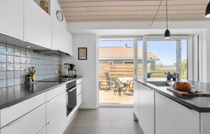 Fridge, oven, stovetop, dishwasher - 3 bedroom beach front home in Asperup (Asperup)