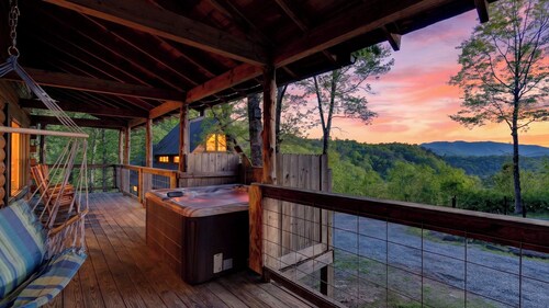 Elijah's Cabin by Avantstay Private Hot Tub + Mountain Views + Covered Deck + Fire Pit Near Downtown