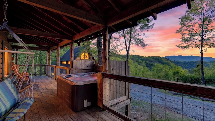 Elijah's Cabin by Avantstay Private Hot Tub + Mountain Views + Covered Deck + Fire Pit Near Downtown
