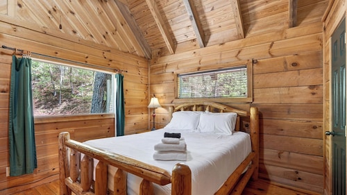 Elijah's Cabin by Avantstay Private Hot Tub + Mountain Views + Covered Deck + Fire Pit Near Downtown