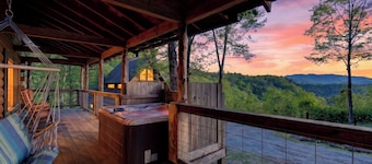 Elijah's Cabin by Avantstay Private Hot Tub + Mountain Views + Covered Deck + Fire Pit Near Downtown