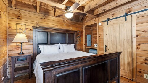 Elijah's Cabin by Avantstay Private Hot Tub + Mountain Views + Covered Deck + Fire Pit Near Downtown