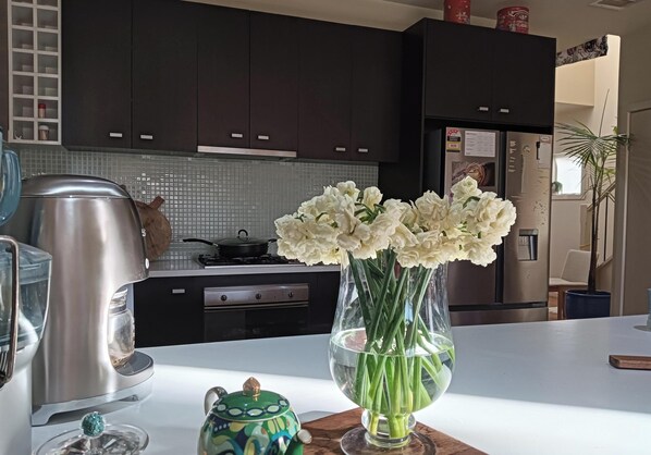 Private kitchen - 3B golfcourse house *GYM* SPA*WIFI*Shopping centre By Sanctuary Lake (Point Cook)