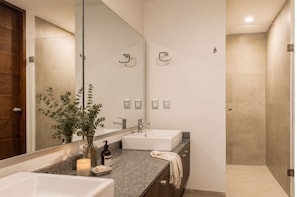 Shower, hair dryer, towels - Japandi en Country Club GDL · caminable · rooftop · limpieza diaria (guadalajara)