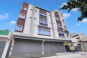 Ein mehrstöckiges Gebäude mit flacher Fassade, großen Fenstern und einem verschlossenen Eingang.