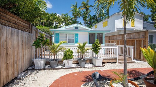 The Grinnell Cottage by Avantstay Shared Pool + Backyard Lounge Charming Cottage Steps to Waterfront Dining