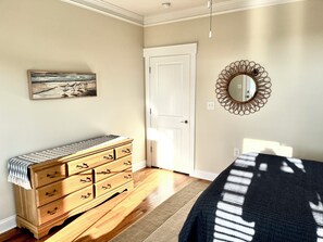 Room - Bee by the Sea, 5 BR house 1 minute to the beach, private road near restaurants (Oak Island)