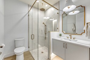 Shower, hair dryer, towels - NEW! Lido Palms | Walk to Lido Key Beach, Heated Pool & Spa, Rooftop Balcony with Views (Sarasota)