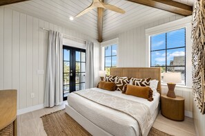5 bedrooms, desk, iron/ironing board, free WiFi - NEW! Lido Palms | Walk to Lido Key Beach, Heated Pool & Spa, Rooftop Balcony with Views (Sarasota)