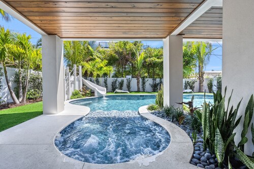 NEW! Lido Palms | Walk to Lido Key Beach, Heated Pool & Spa, Rooftop Balcony with Views