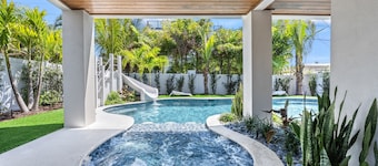 NEW! Lido Palms | Walk to Lido Key Beach, Heated Pool & Spa, Rooftop Balcony with Views