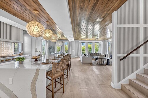 NEW! Lido Palms | Walk to Lido Key Beach, Heated Pool & Spa, Rooftop Balcony with Views