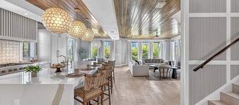 NEW! Lido Palms | Walk to Lido Key Beach, Heated Pool & Spa, Rooftop Balcony with Views