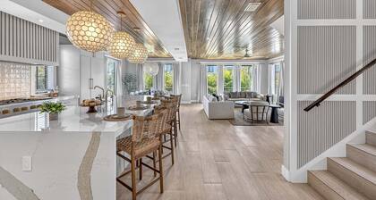 NEW! Lido Palms | Walk to Lido Key Beach, Heated Pool & Spa, Rooftop Balcony with Views