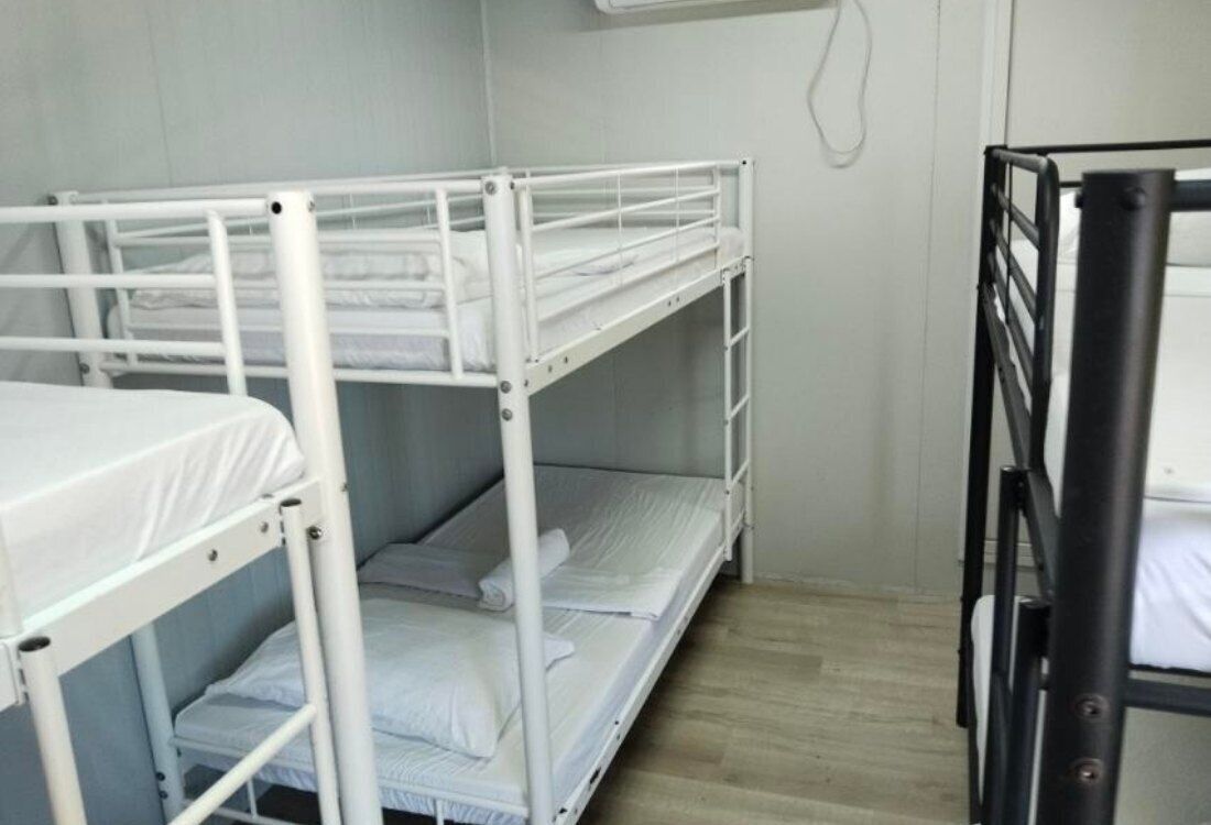 Standard fyrbäddsrum - flera sängar - balkong - utsikt mot resort