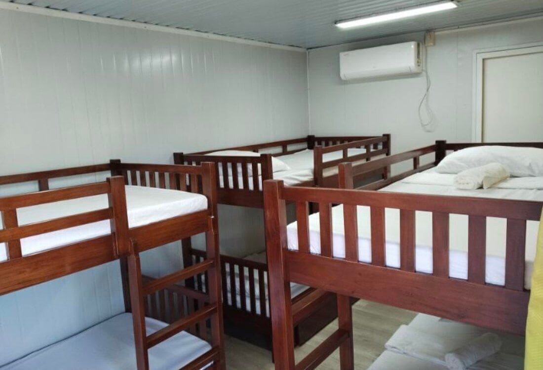Chambre quadruple Standard, Plusieurs lits, balcon, vue sur le complexe | Accès au Wi-Fi (inclus)