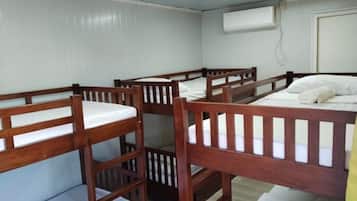 Chambre quadruple Standard, Plusieurs lits, balcon, vue sur le complexe | Accès au Wi-Fi (inclus)
