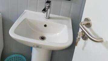 Quarto quádruplo standard, várias camas, sacada, vista para o resort | Banheiro | Chuveiro, chuveiro com efeito de chuva, toalhas de banho, sabonete