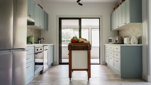 Fridge, microwave, oven, stovetop - Kingfisher Cottage - Country Cottage in Berry (Broughton Vale)