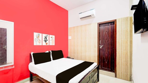 Una camera da letto con un letto, un armadio, una porta e un condizionatore d'aria.