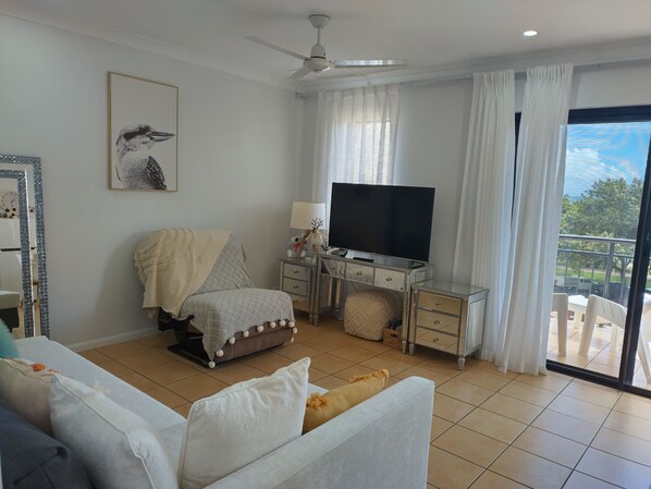 Living area - Stay on the Strand Townsville, apartment, free secured parking (Townsville City)