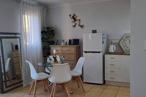 Dining - Stay on the Strand Townsville, apartment, free secured parking (Townsville City)