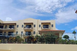 Exterior - Stay on the Strand Townsville, apartment, free secured parking (Townsville City)