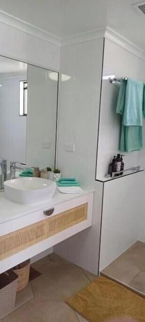 Bathroom - Stay on the Strand Townsville, apartment, free secured parking (Townsville City)