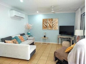 Smart TV - Stay on the Strand Townsville, apartment, free secured parking (Townsville City)