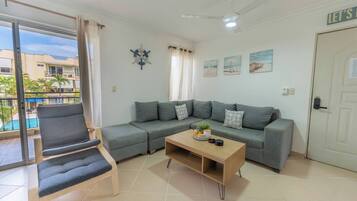 Kondominium, 1 kamar tidur, patio | Ruang keluarga