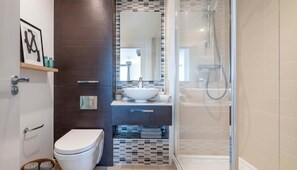 Ein Badezimmer mit Toilette, Waschbecken und Dusche.
