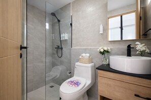 Haartrockner, Handtücher, Seife, Toilettenpapier