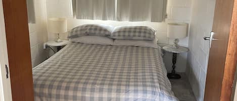 3 bedrooms, iron/ironing board, bed sheets