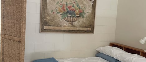 3 habitaciones, tabla de planchar con plancha y ropa de cama