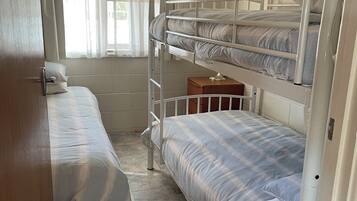 3 chambres, fer et planche Ă repasser, draps fournis