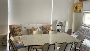 3 bedrooms, iron/ironing board, bed sheets