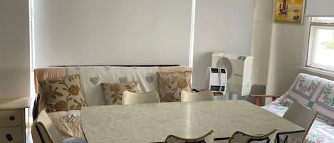 3 habitaciones, tabla de planchar con plancha y ropa de cama