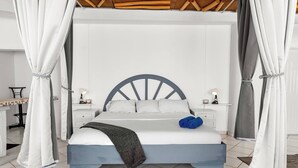 Un dormitorio con cama, cortinas blancas y cabecera.