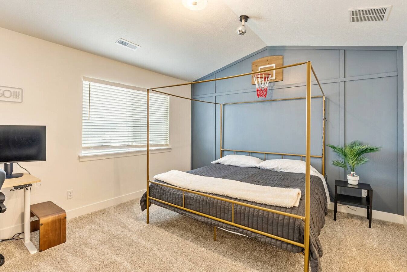 5 bedrooms, desk, iron/ironing board, travel crib
