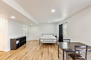 5 bedrooms, desk, iron/ironing board, travel cot
