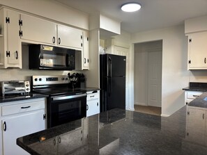 Frigorífico, microondas, horno y placa de cocina