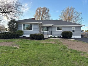 Exterior - Gillette Getaway in Milford - Sleeps 16 (Milford)